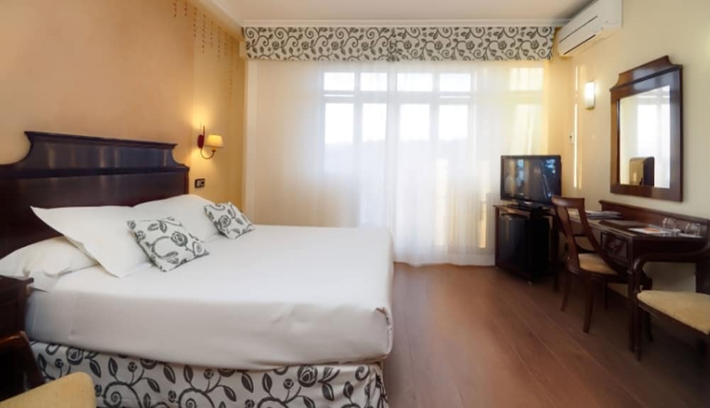 Superior Double Room, Balcony - Photo 4