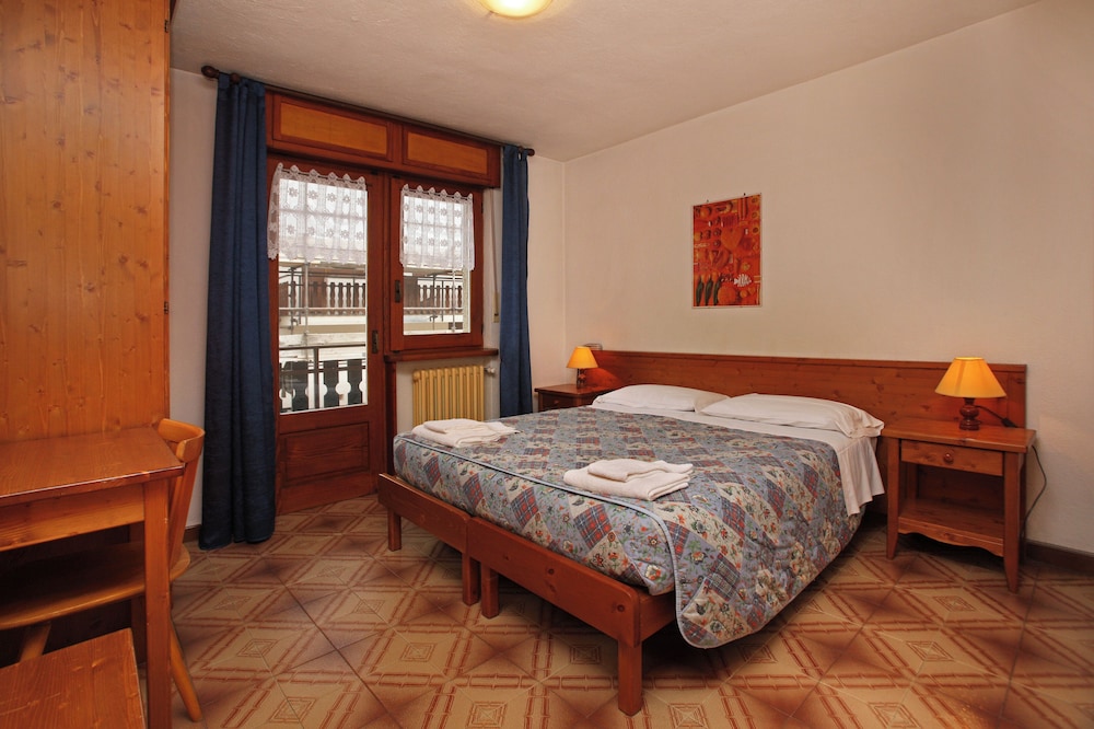Family Room, 2 Bedrooms