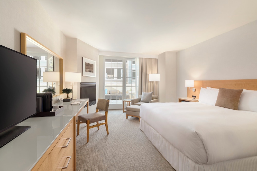 Premium Room, 1 King Bed, Patio - Photo 3