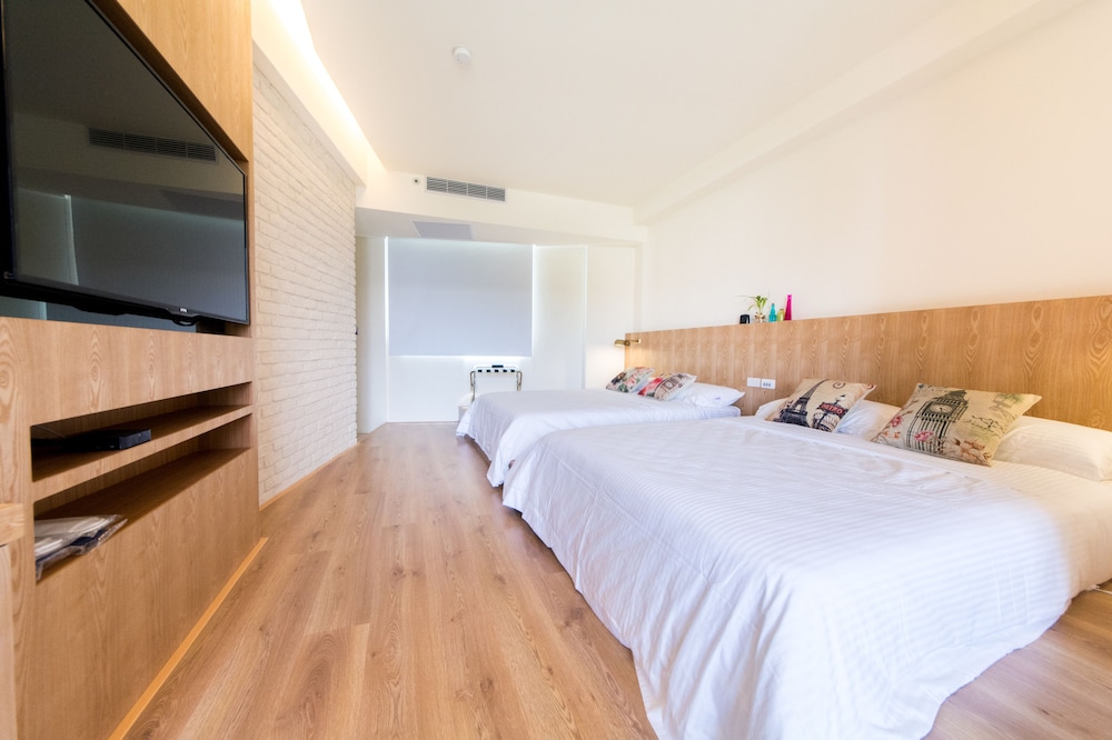 Family Quadruple Room, 2 Double Beds, City View photo 2
