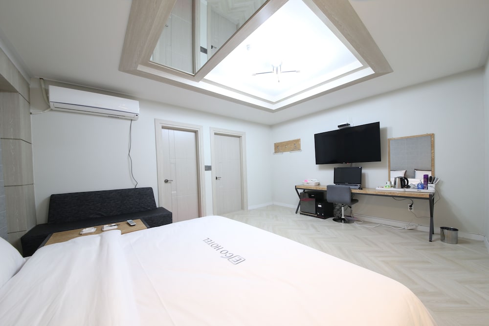 Deluxe Room, Bathtub - Photo 4