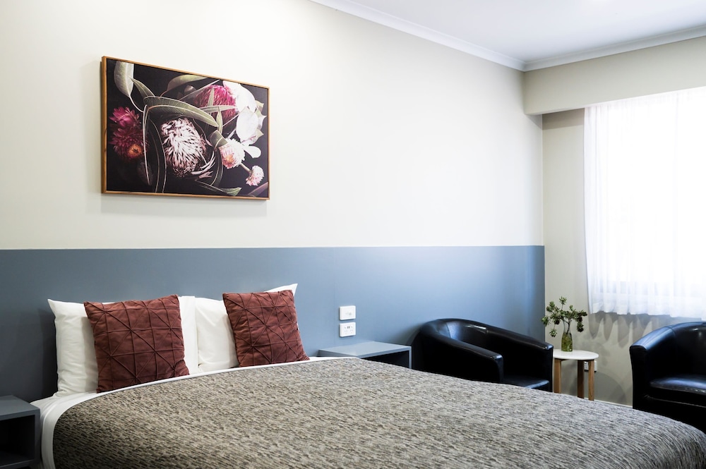Queen Room with Kitchenette photo 1