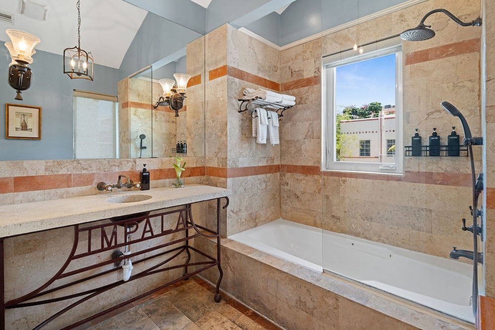 Deluxe King Suite with Balcony - Impala Building (Self Check-in)