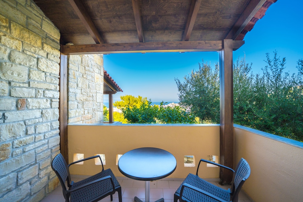 Standard Room with Panoramic Sea View thumbnail 5