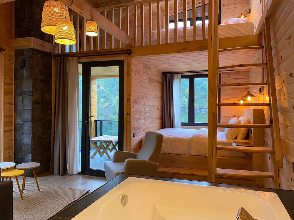 Deluxe Loft, Hill View
