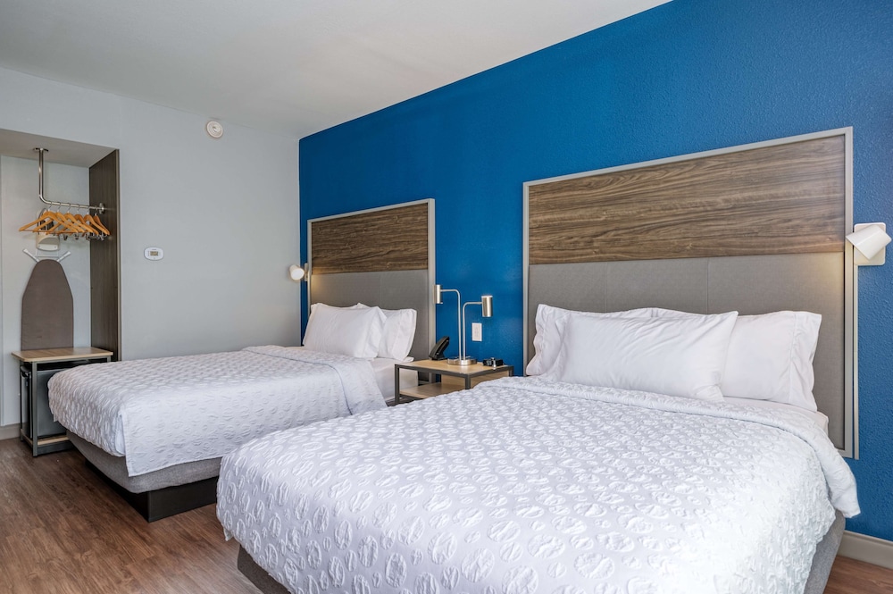 Room, 2 Queen Beds - Photo 2