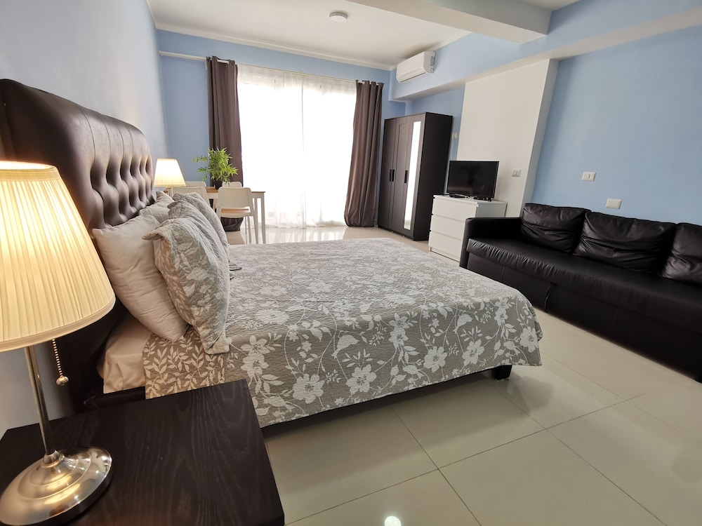 Classic Studio Suite, Pool Access