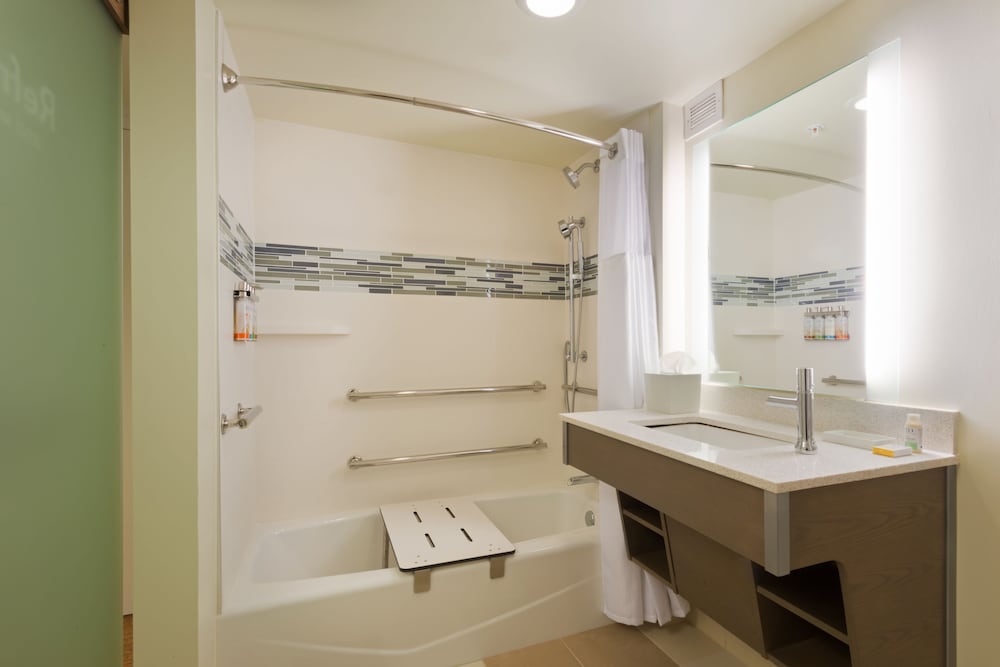 Room, 1 King Bed, Accessible Bathtub, Lake View (Mobility Accessible) - Photo 7