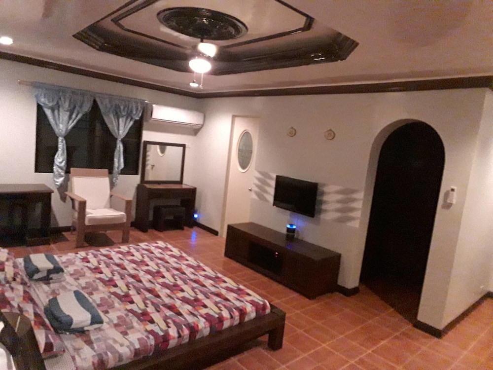 Room, 5 Bedrooms photo 2