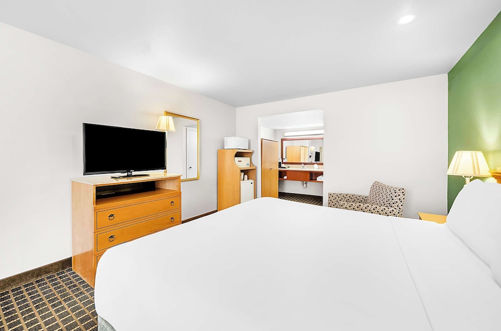 Standard Room, 1 King Bed, Non Smoking, Refrigerator & Microwave - Photo 2