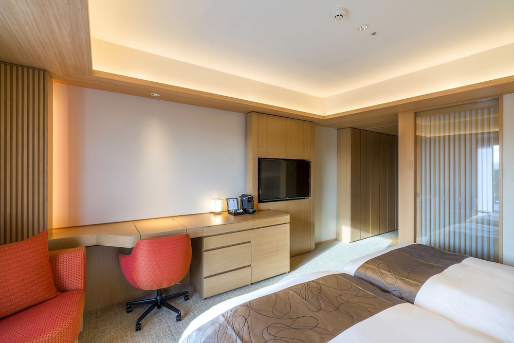 Standard Room, 2 Twin Beds (Castle View, Walk-in Shower) - Photo 1
