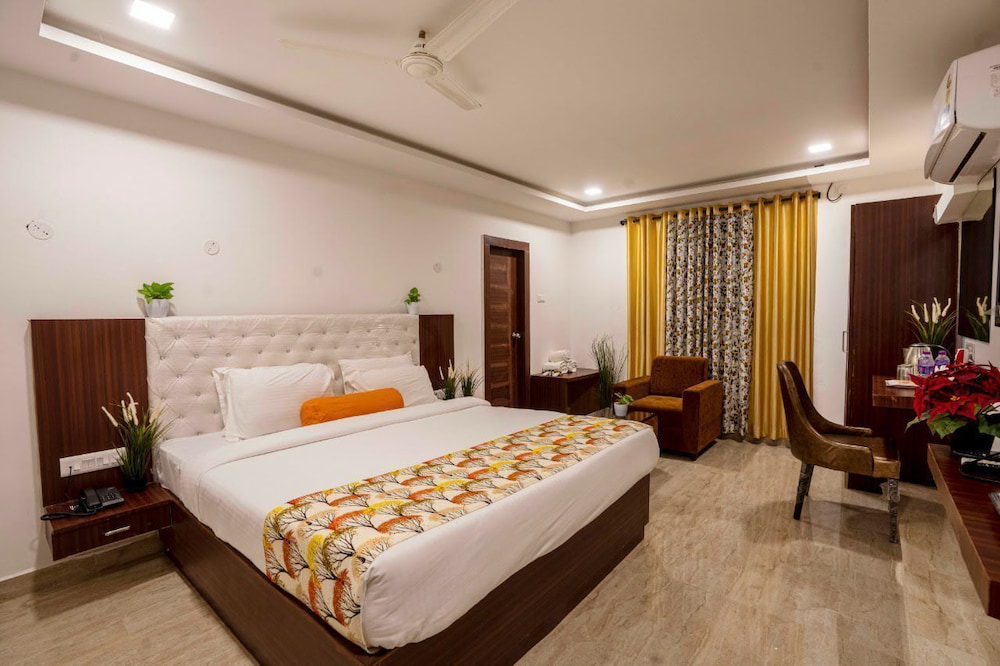 Superior Room, 1 King Bed, Private Bathroom, City View