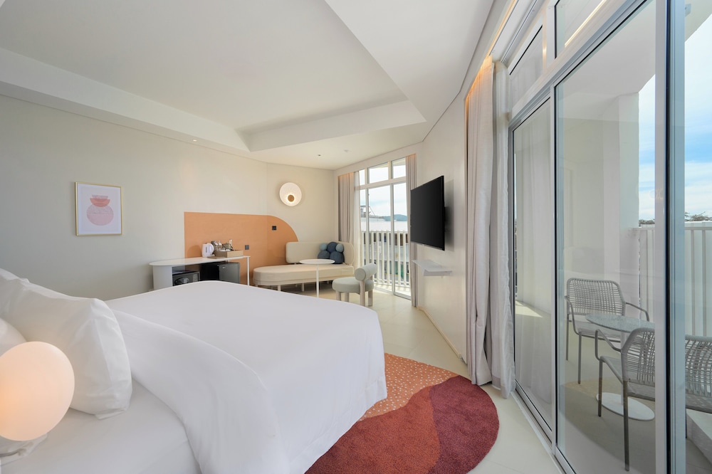 Deluxe Room, 1 King Bed, City View - Photo 4