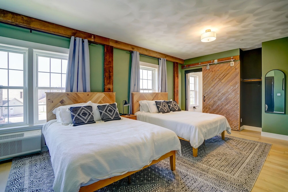 Design Room, 2 Queen Beds, Ensuite photo 1