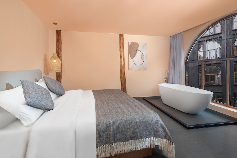 Luxury Studio Suite, Garden View