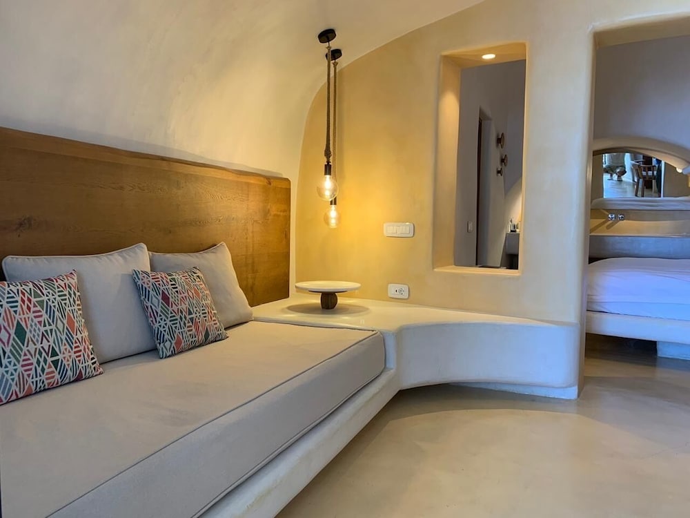 9 Deluxe Cliff Cave Suite (Indoor Massage Pool) - Photo 5