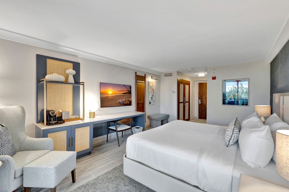 Deluxe Room, 1 King Bed, Ocean View (Signature King Balcony Oceanfront) - Photo 2