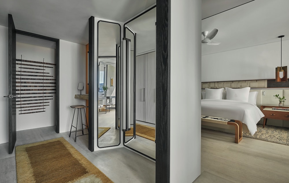 Room, 1 King Bed, Oceanfront - Photo 2