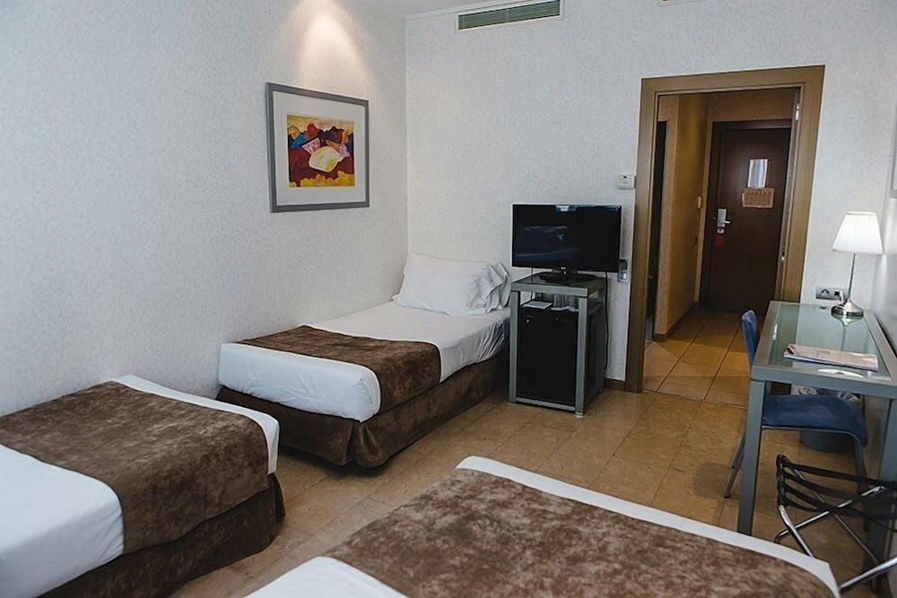 Triple Room, 3 Twin Beds (2 adults + 1 Child)