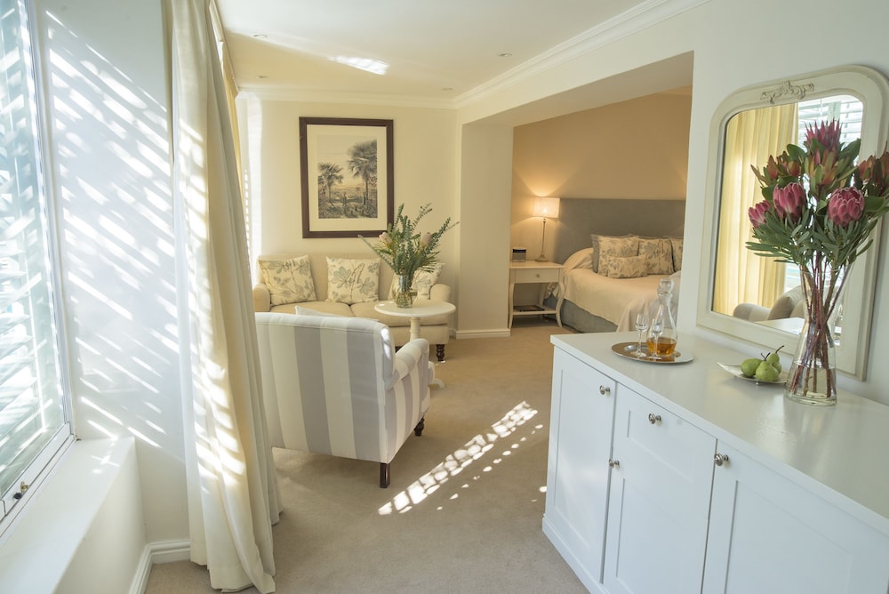 Suite, 1 King Bed, Poolside - Photo 11