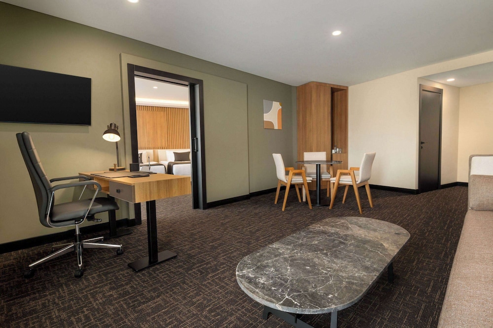 Executive Room, 1 King Bed, City View - Photo 1