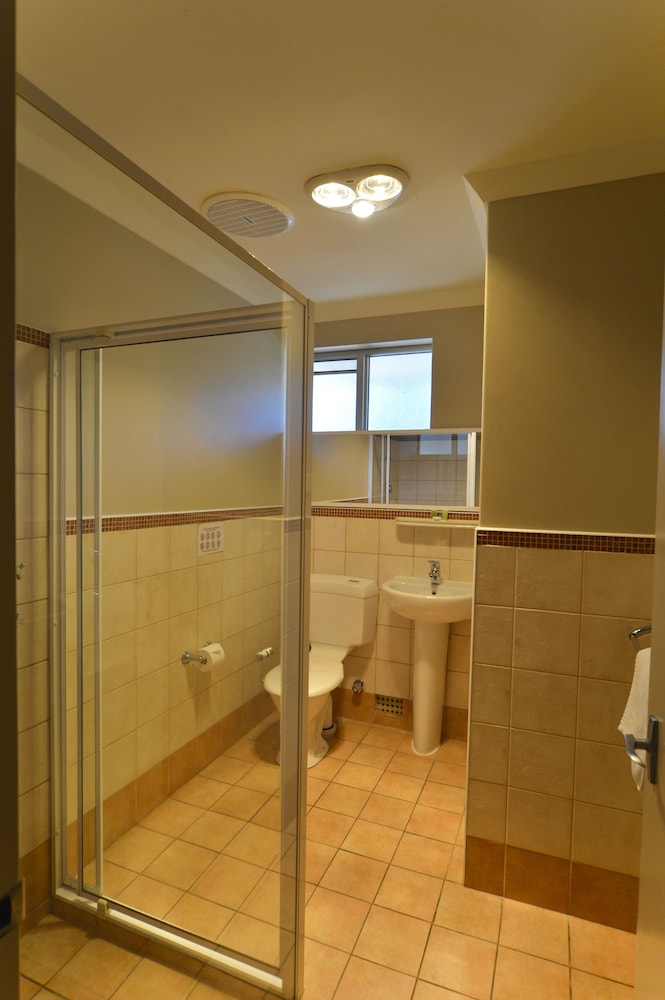 Quadruple Room thumbnail 5