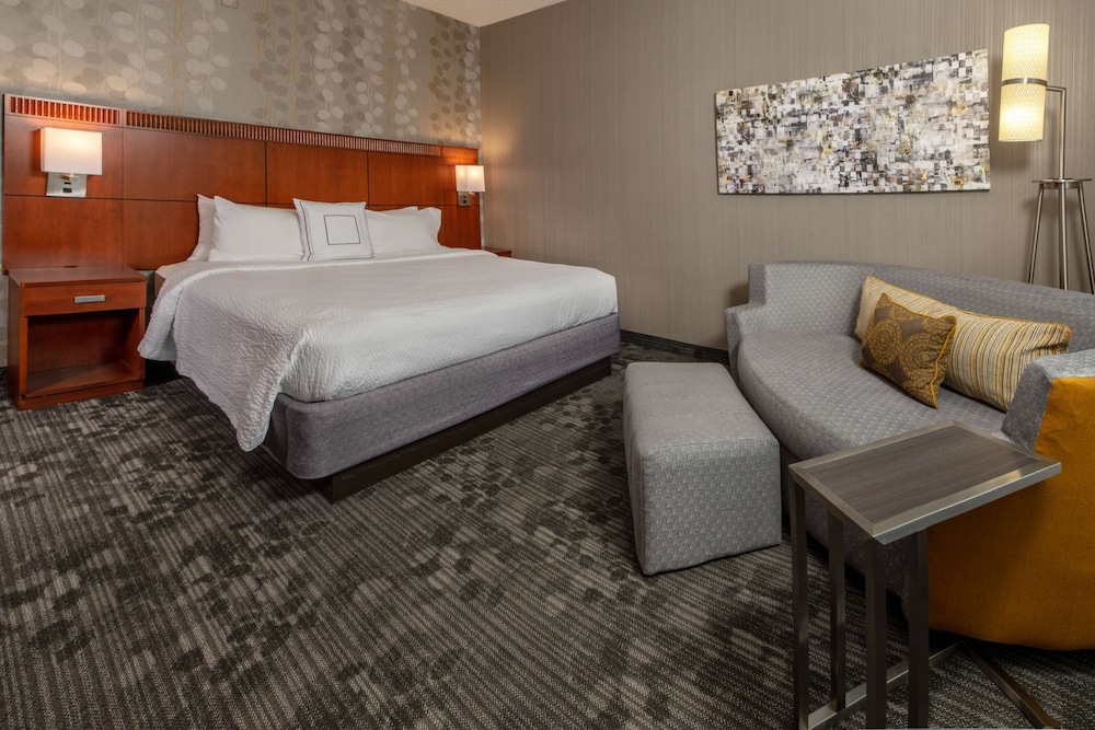 Deluxe Room, 1 King Bed with Sofa bed (Balcony & Courtyard View) - Photo 1