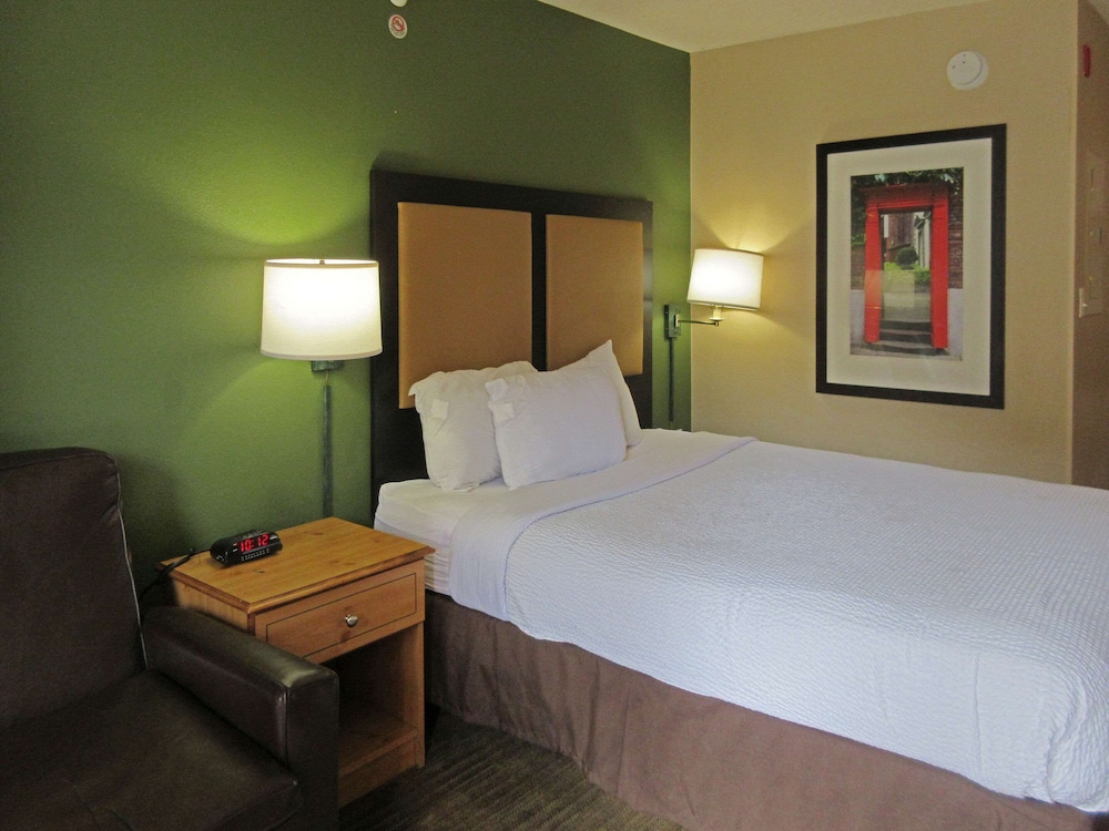 Room, 1 Queen Bed, Accessible, Non Smoking (Accessible Tub) photo 1