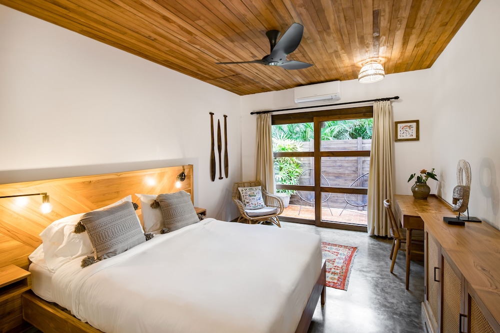 Basic Room, 1 King Bed