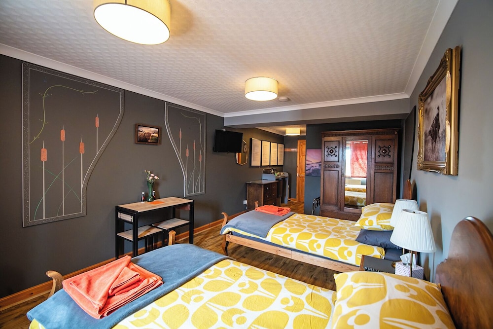 Twin Room, 2 Twin Beds, Non Smoking (Raven Room) photo 1