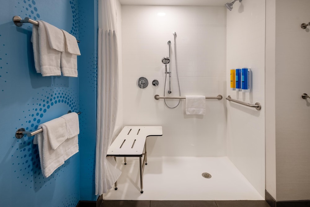 Room, 2 Queen Beds, Accessible photo 3