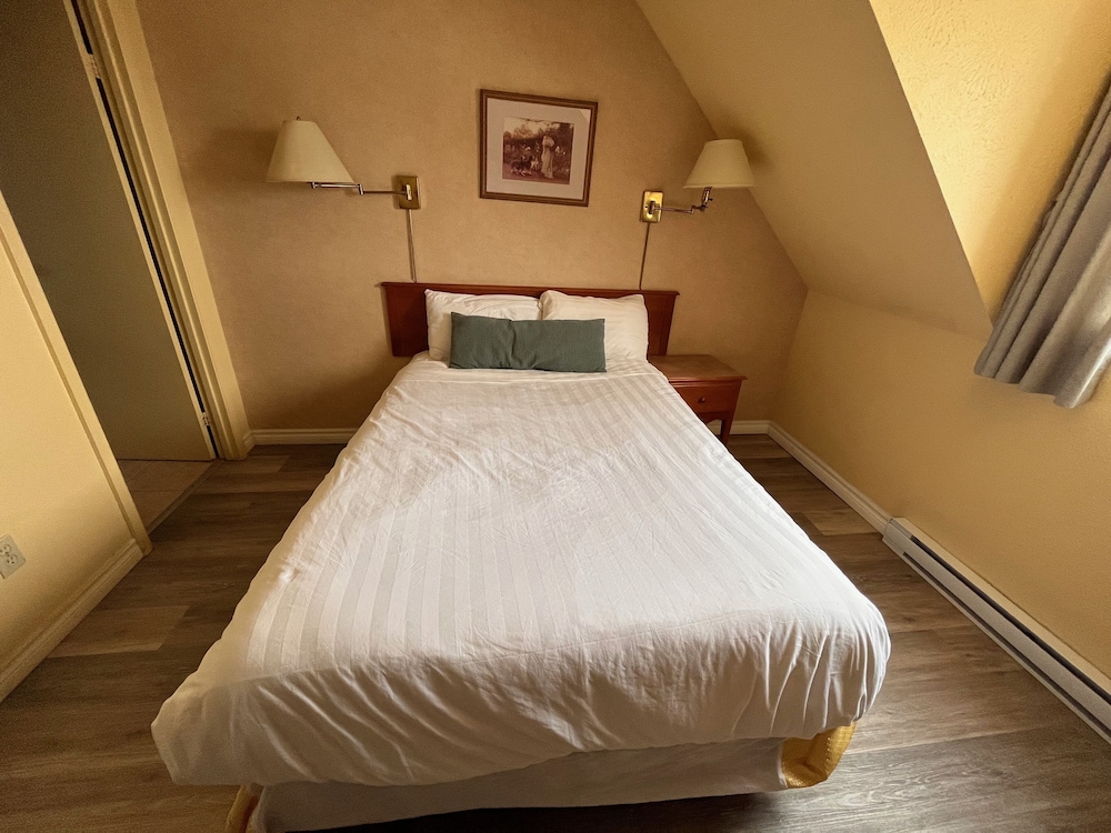 Basic Double Room, 1 Queen Bed photo 3