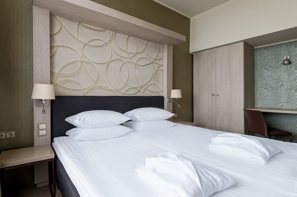 Family Suite (with Spa Access) photo 1