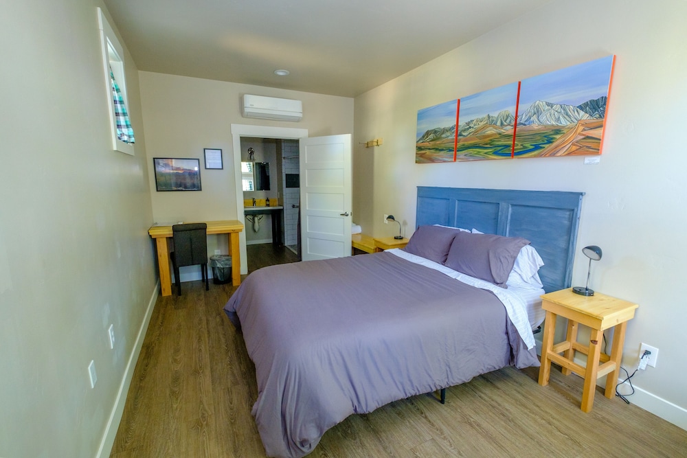 Basic Room, 1 King Bed, Accessible, Garden View