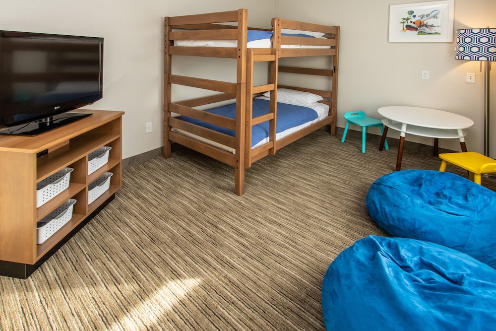 Suite, Multiple Beds - Photo 12
