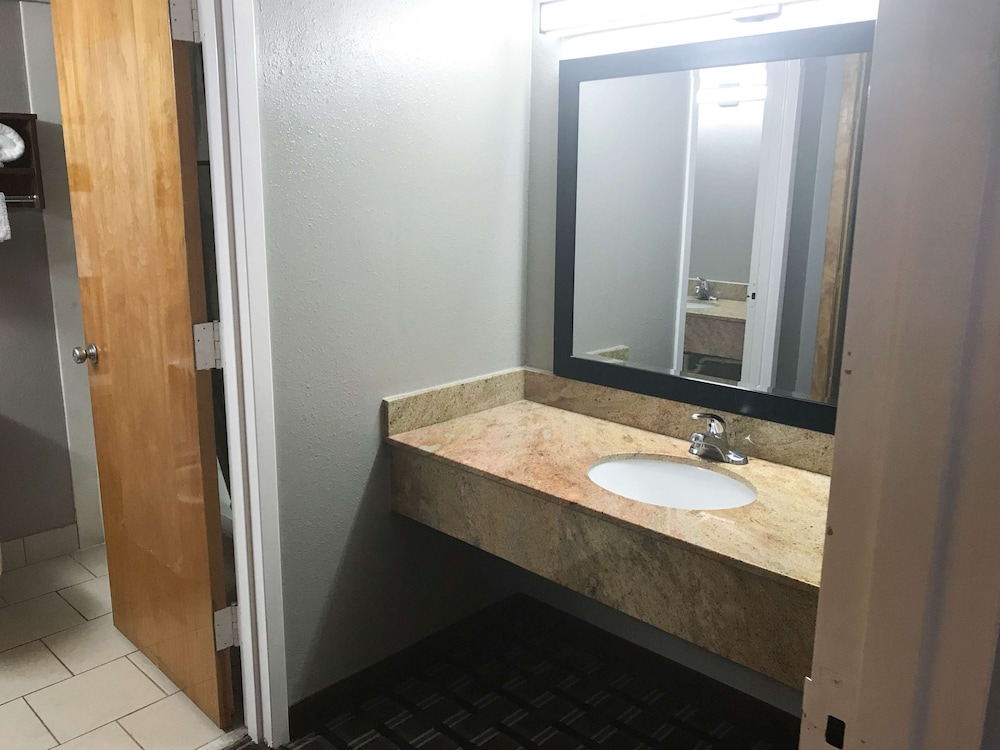 1 King Bed | Mobility Acc Tub Smk Micfridge - Photo 1