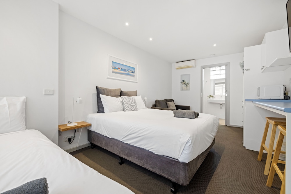 Double Room - 1 Queen & 1 Single photo 1
