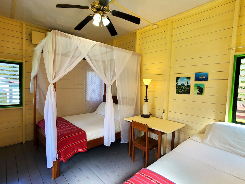 Cherry Cabana - Private Bathroom & Jungle Views photo 1