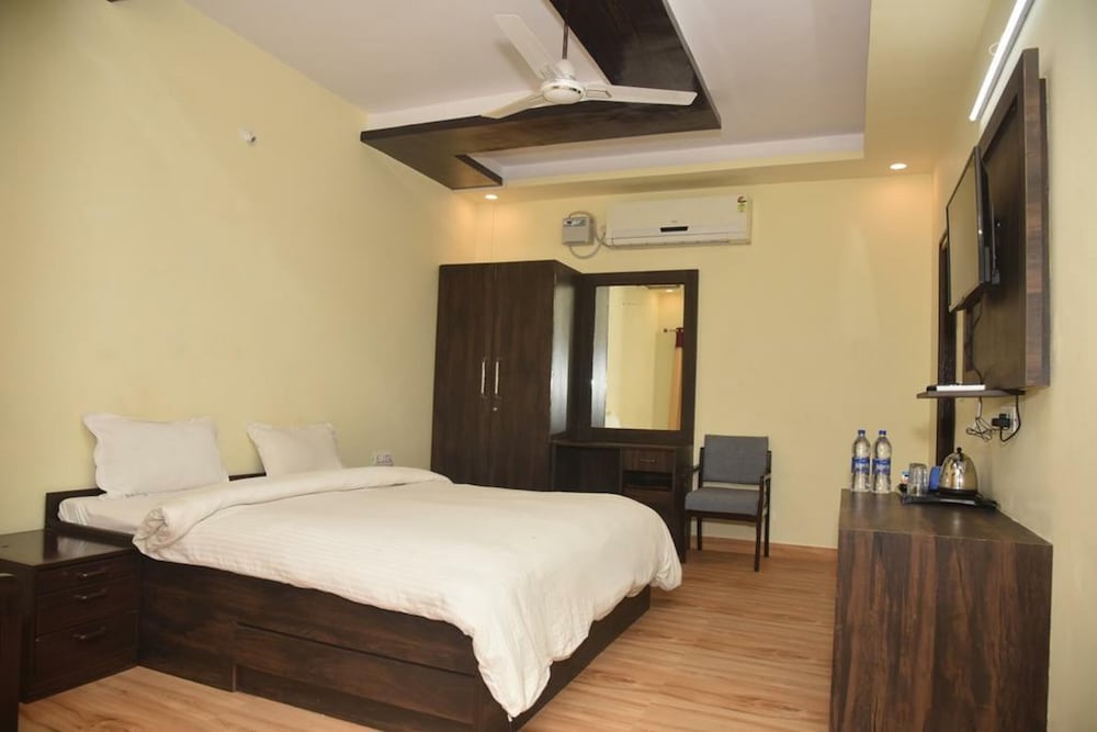 Deluxe Room, 1 King Bed, Resort View photo 1