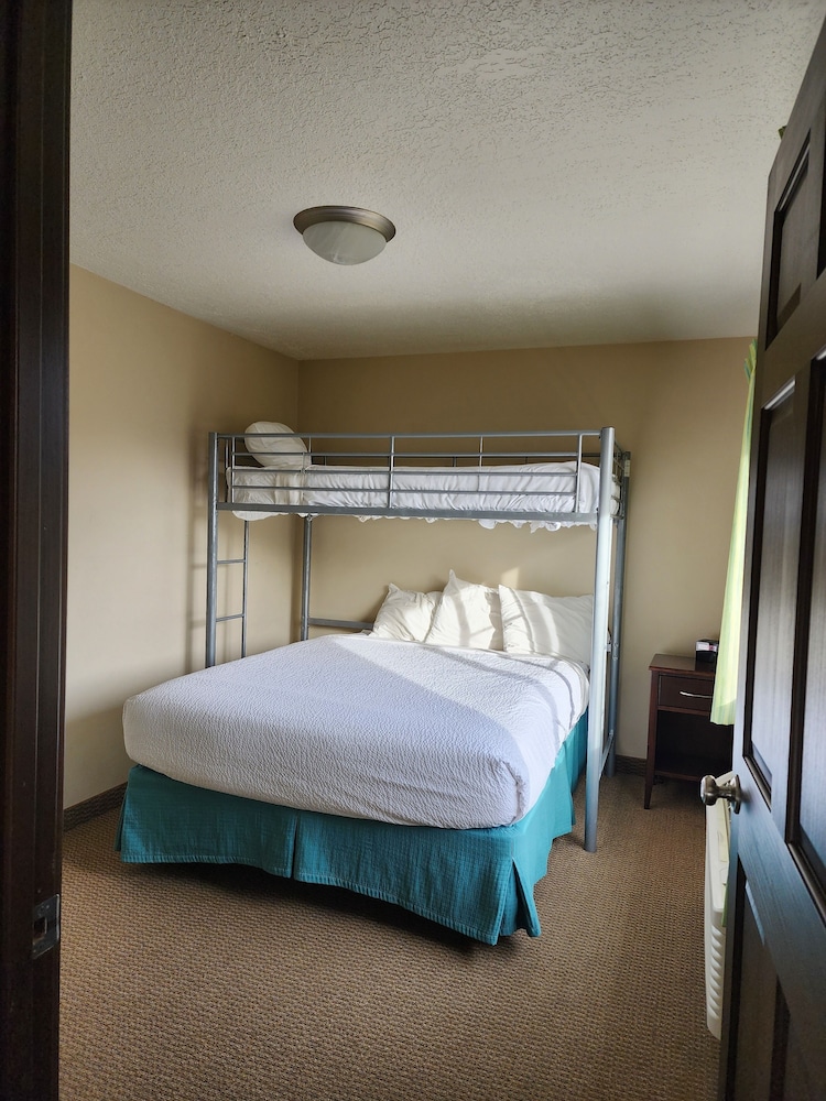 Family Room, Multiple Beds, Non Smoking, Microwave (Bunk 1 Bath) photo 2