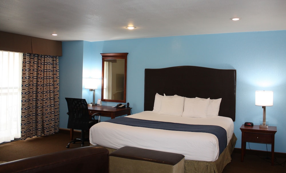 Suite, 1 King Bed, Non Smoking, River View (Not pet friendly) - Photo 1