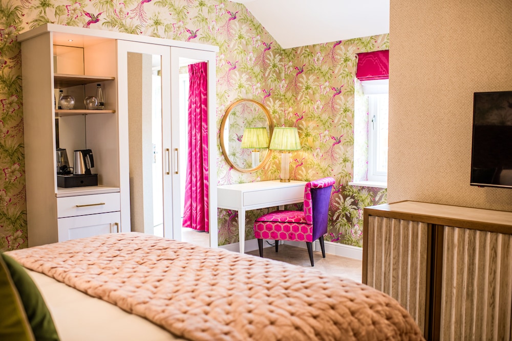 Deluxe Double Room, 1 King Bed, Pool View