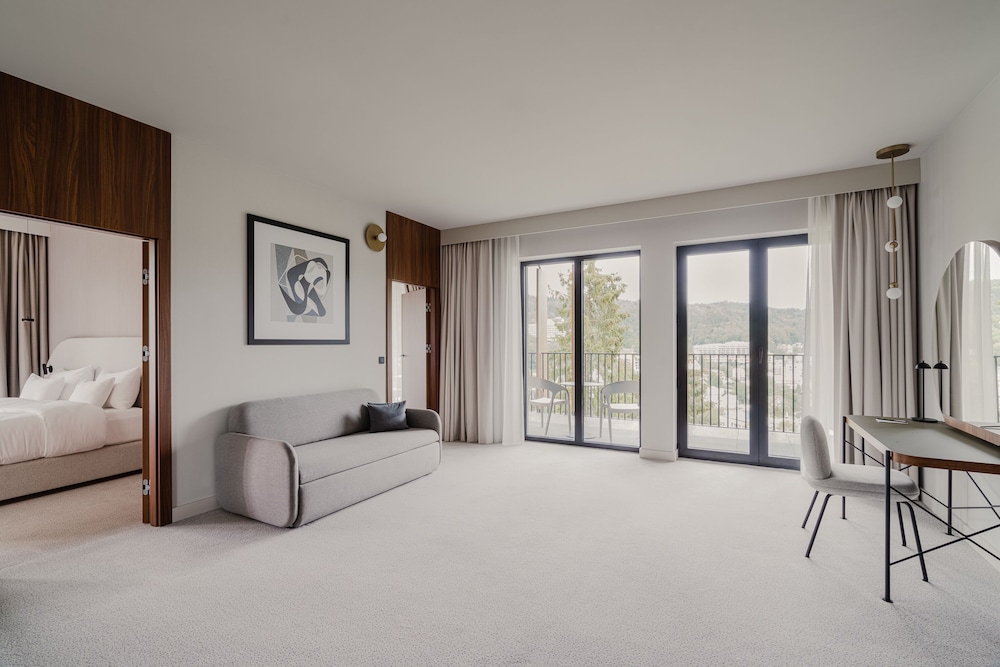 Executive Suite - Photo 1