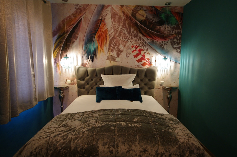 Signature Double Room Single Use, 1 Queen Bed, Non Smoking, Garden View