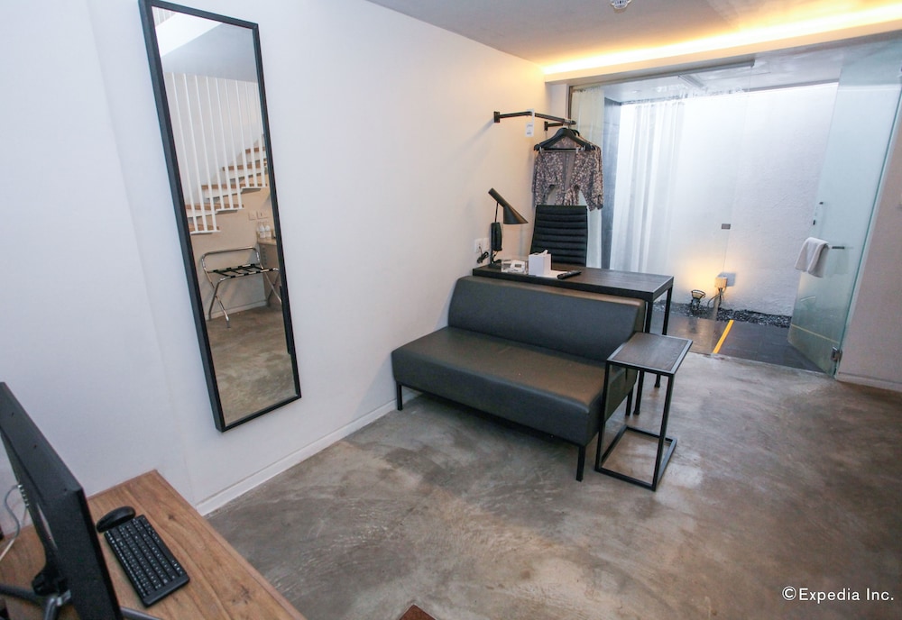 Business Room thumbnail 6