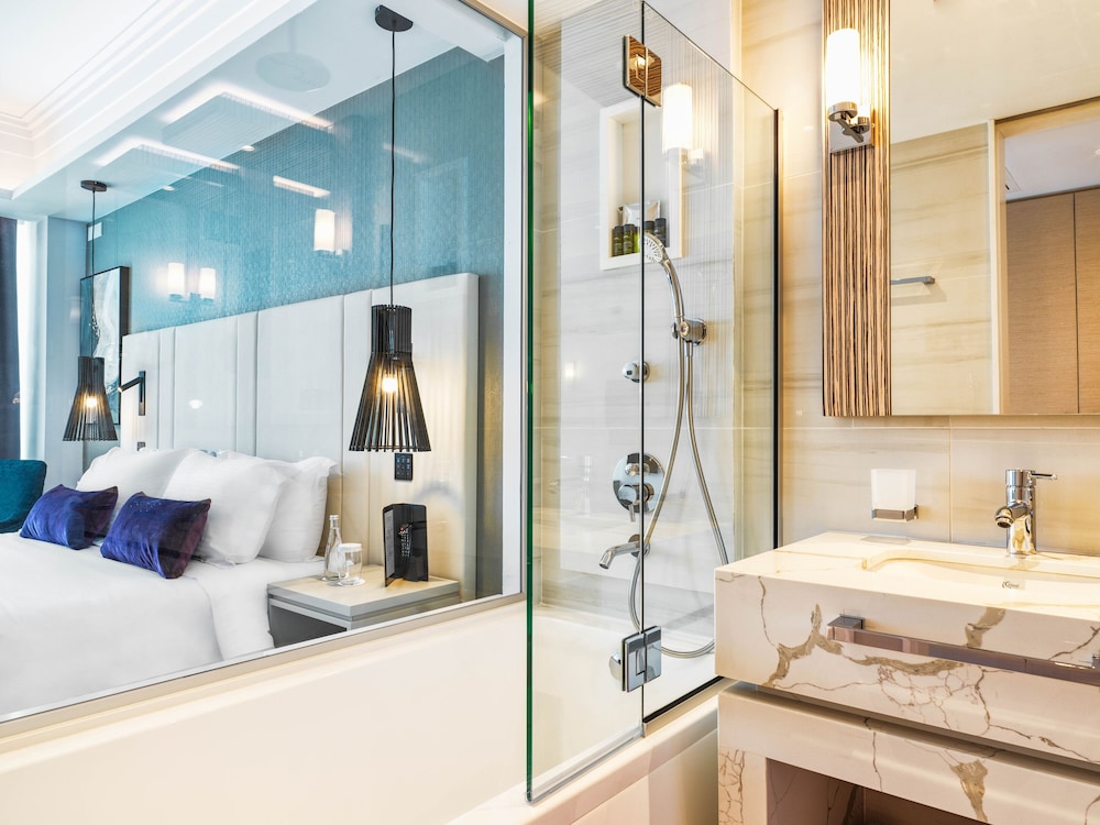 Deluxe Room, Pool View - Photo 13
