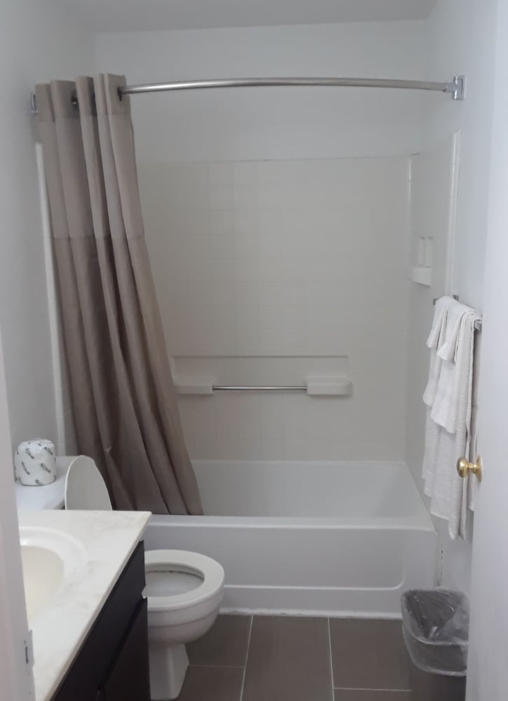 Deluxe Room, 1 Queen Bed, Accessible - Photo 7