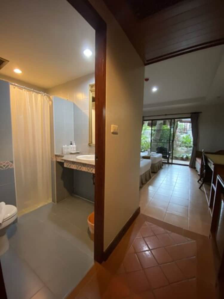 Room, 2 Twin Beds, Pool View photo 2