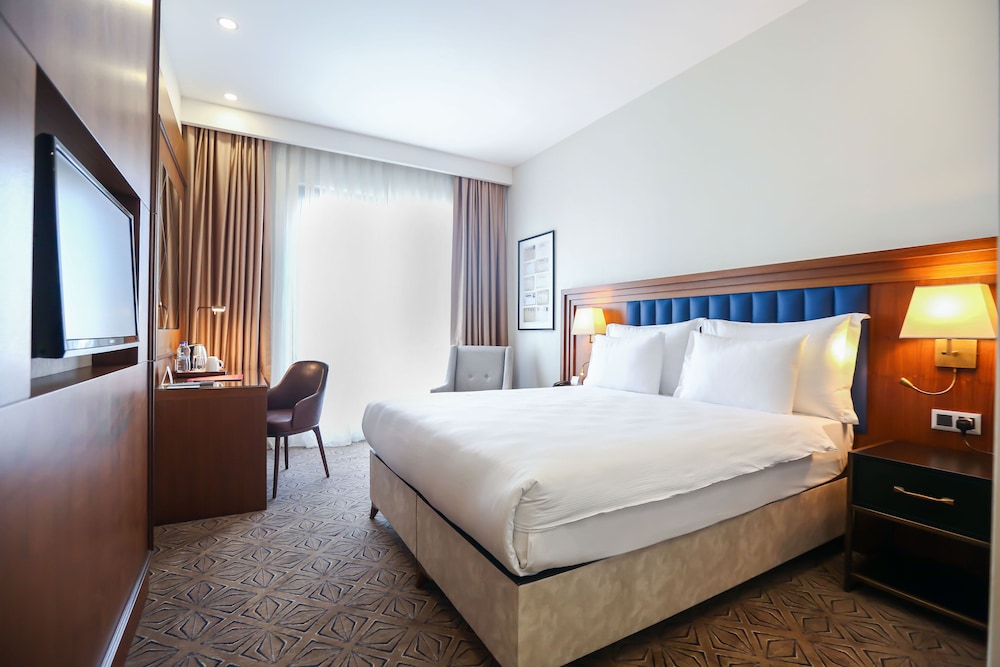 Superior Room, 1 King Bed, Pool View photo 1