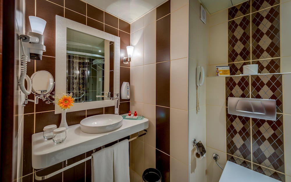 Suite, 1 King Bed, Non Smoking, View thumbnail 5